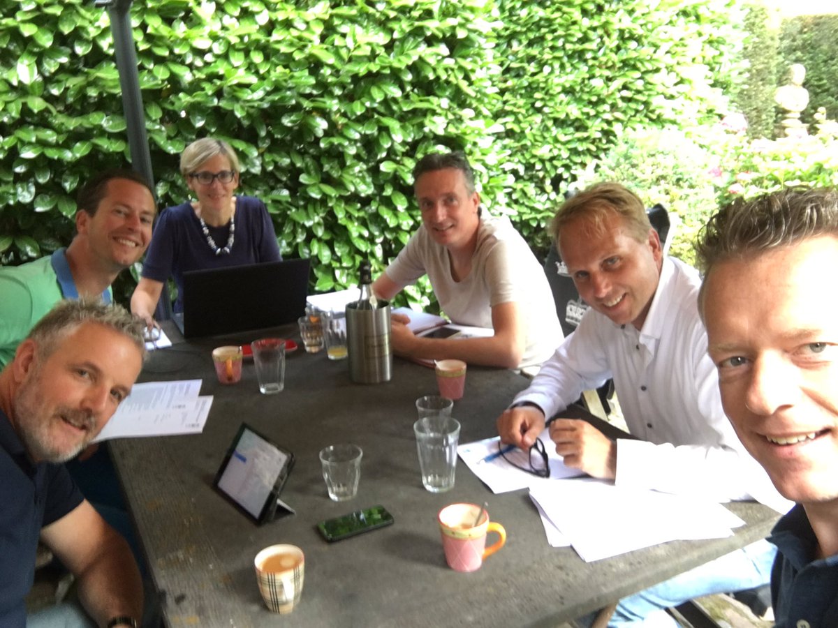 Laatste bestuursvergadering voor de zomer zojuist geopend