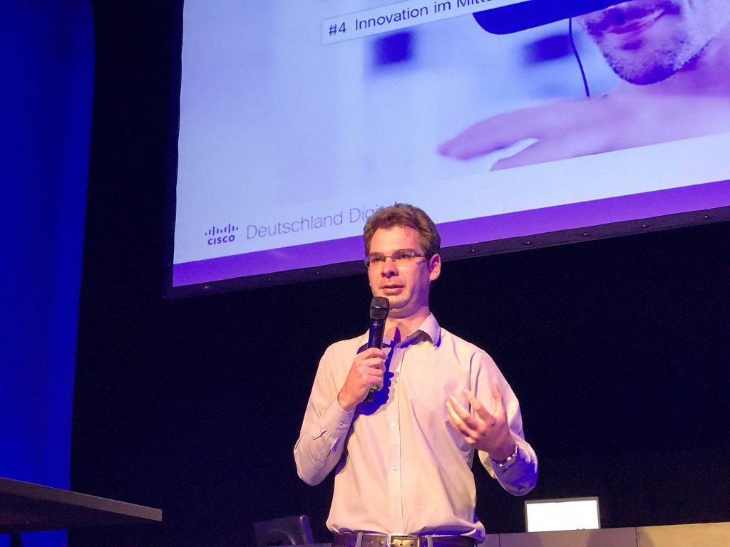 PercyOtt's tweet photo. In der Industrie sind zwei Dinge wichtig: schneller und besser machen - hier kommt #Blockchain zum Einsatz, sagt Andrei Mituc #ZeitReif https://t.co/in97zvCGhq