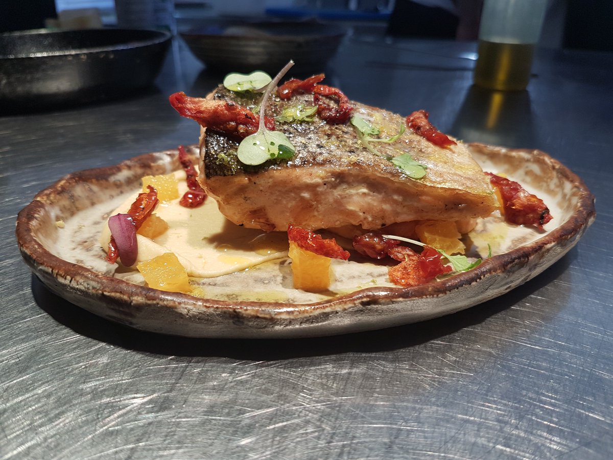 NiamRestaurant's tweet photo. Salmó fresc a la planxa amb hummus de cigrons, cítrics, ceba cruixent i tomàquets deshidratats @NiamRestaurant https://t.co/usmO1KwVwZ