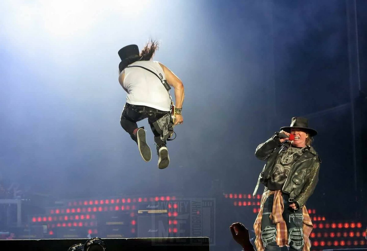 GUNSNROSESDAiLY's tweet photo. Awesome shot of #slash and #axlrose #gnr  #gunsnroses #gnfnr https://t.co/paUvsVevzj