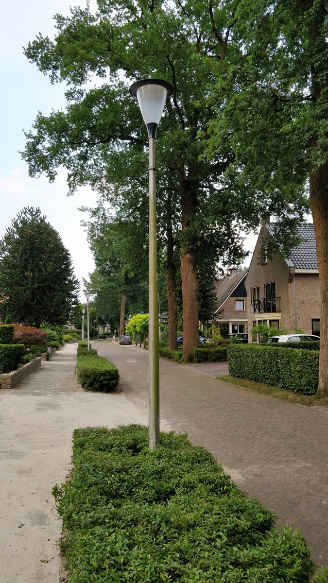 DreeOlee's tweet photo. Mooie nieuwe lampenkappen in Deurningen, nu nog een schoonmaakploeg om de palen schoon te maken 😂 https://t.co/Hh08uU4hYl