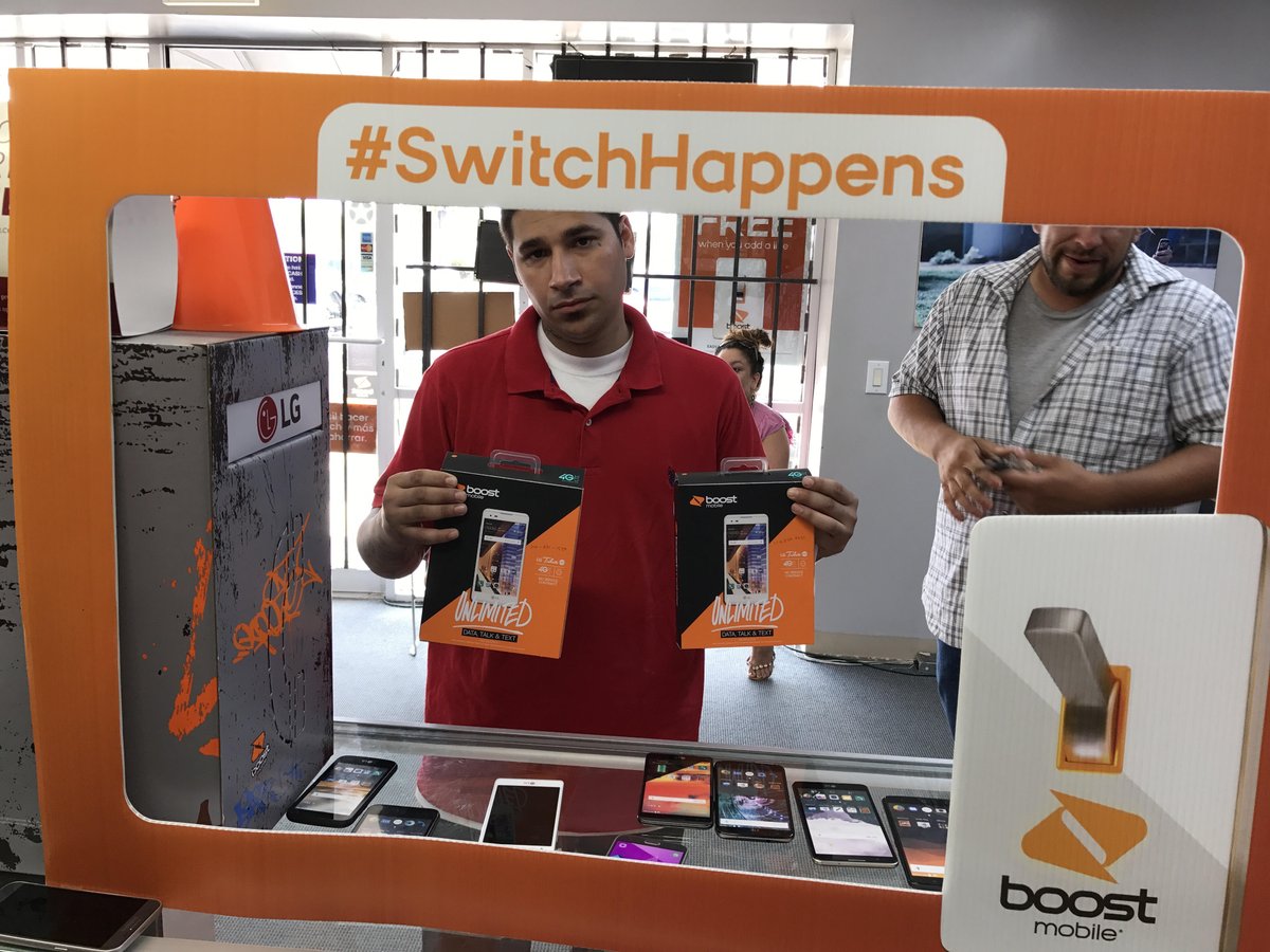 Diamondcommtx's tweet photo. Busy day @2119culebra#Switchhappens #goodbyemetro #Boostmobile @Ingrammall P.P @matthews_susy @JustinCapers https://t.co/xpnI2gSs9n