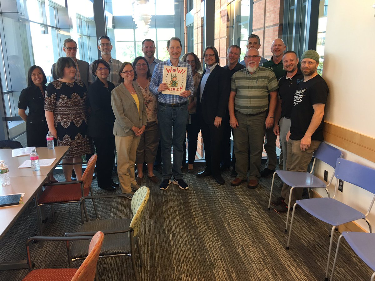 RonWyden's tweet image. Met today at @EugenePublicLib w/great allies like Mayor Vinis &amp;amp; many other eloquent voices in our #protectnetneutrality fight.