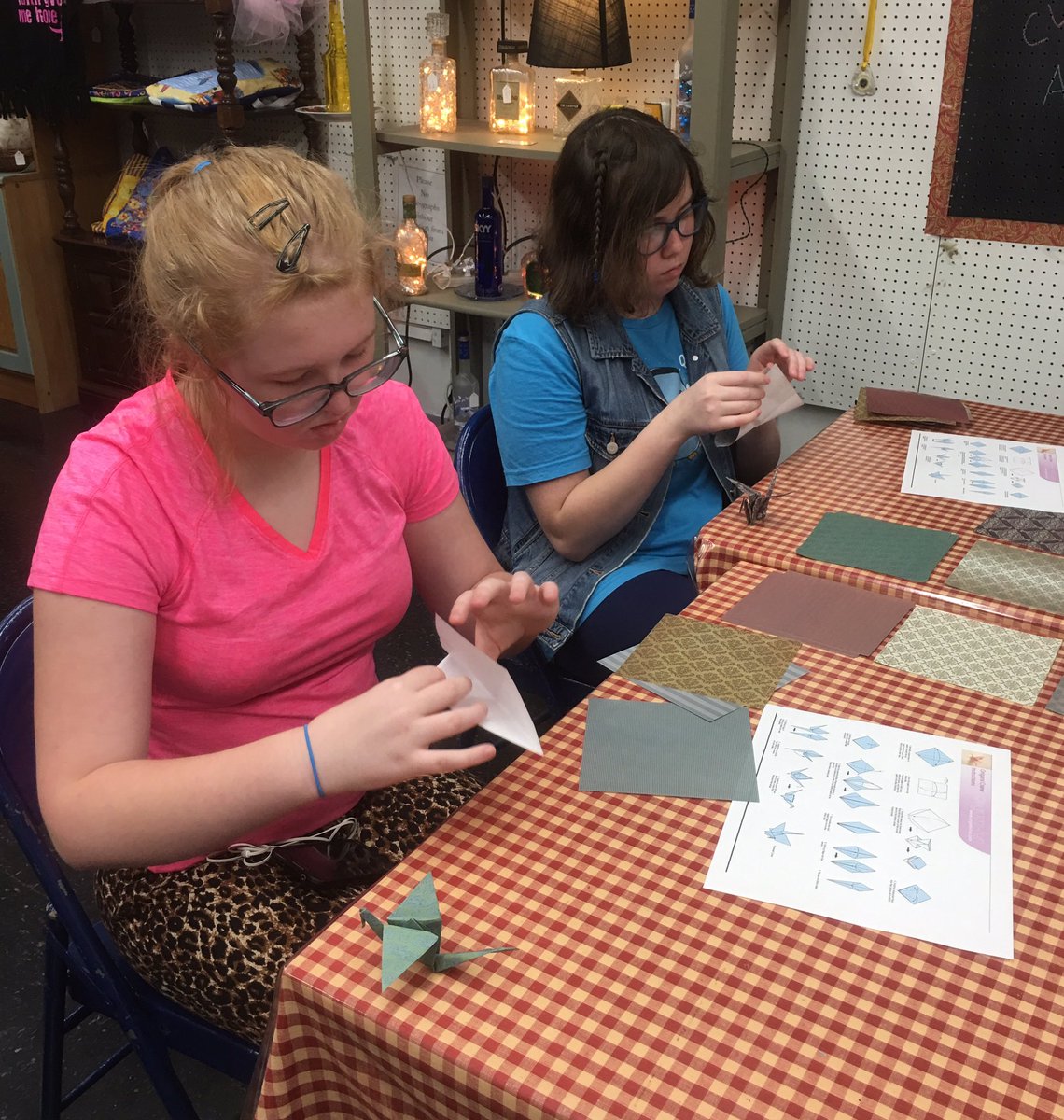 CraftGuildShop's tweet image. Our Crane Chain class is underway! #leonardtownmd #origamiclass#craftguildshop #cranechains