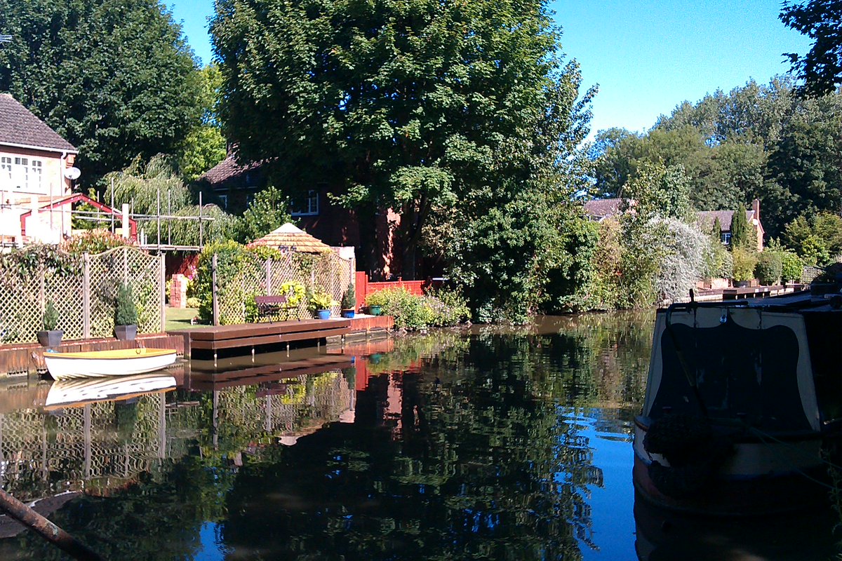 Wild_NEScot's tweet photo. Made a fancy new friend on the @CanalRiverTrust Grand Union. Also some Tench (I think) and met two narrowboat cats #cattick #nonnatives https://t.co/gC1MdIEQeR