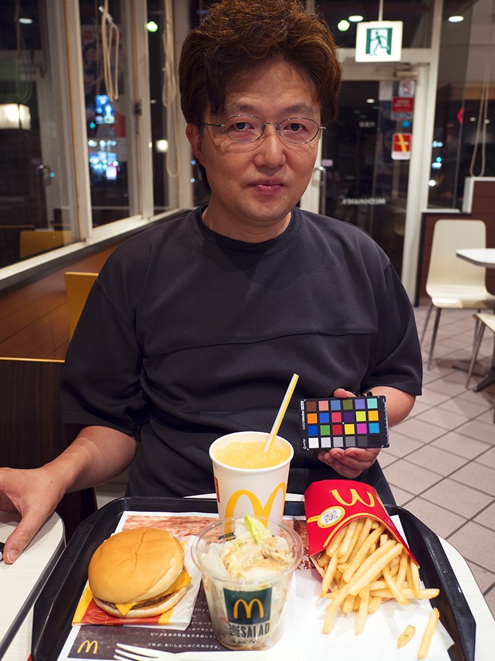 dongkyu68's tweet image. Dinner for today.  #ColorChecker #MixedLight #LED #LowKelvin #ColoredFlash #SlowSynchro #McDonald&apos;s