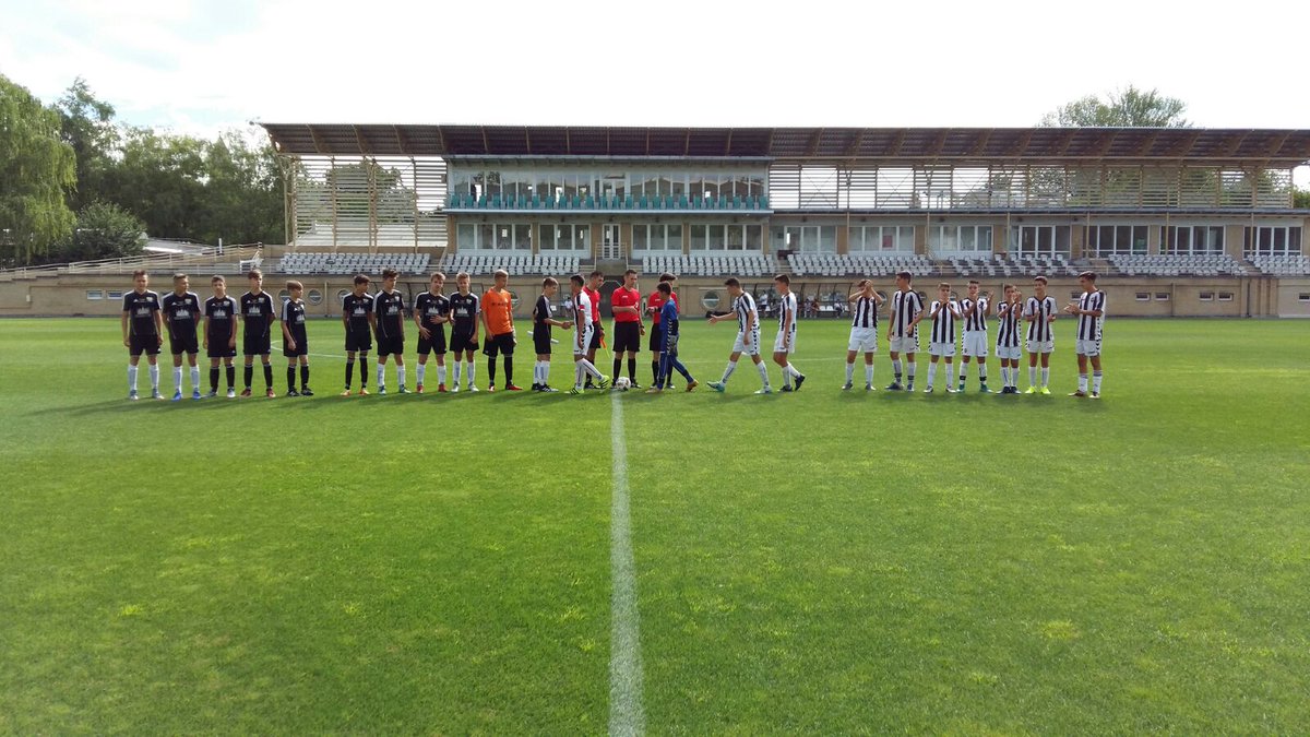 CDCastellon's tweet photo. Aquí tenemos a nuestra centuria, la selección de Castellón, dirigida por Kevin Núñez, representando internacionalmente al CDCS en Hungría 🙌🙌 https://t.co/aRZDGw17yB