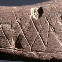 earlemichael25's tweet photo. An early engraved stone at Blombos dated to about 70,000 BCE. It's known as some the oldest of art forms in the region. #japonic #ucfworld https://t.co/kNbV3MbuI6