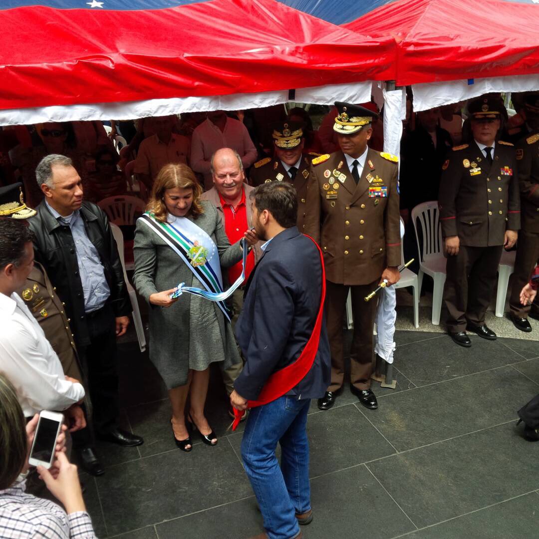 ErnestoLunaPsuv's tweet photo. Hoy tuve el honor de acompañar a nuestro pueblo de Maturín en tan importante fecha para Nuestra Patria Amada! #206AñosDeIndependencia https://t.co/BW4VLj4FyA