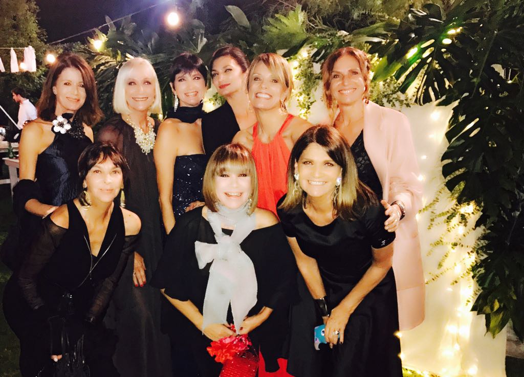FurtadoMora's tweet photo. Grupo de amigas y colegas..celebrando !!!!! https://t.co/cSJorBw8sm