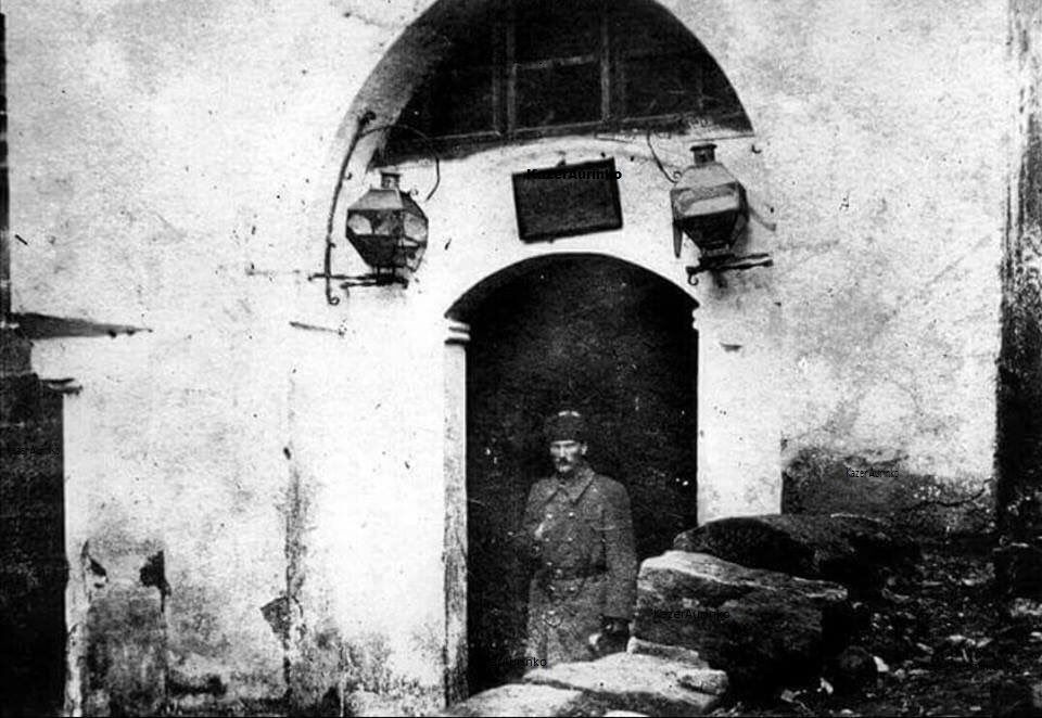 Mustafa Kemal Atatürk, Diyarbakır'da karargah binasının kapısında (1917)