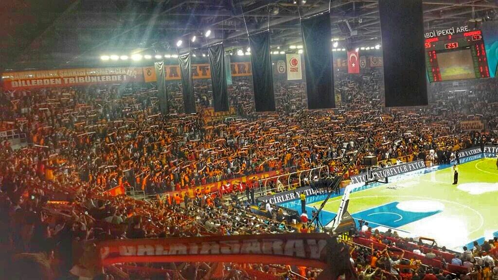 BÜTÜN SALON AYAĞA HEP BERABER ÜÇLÜ! 1-2-3 Cimbombom!
Galatasaray basketbol şubesine sahip çıkıyoruz! #YenilmezArmadaSahipsizDegildir!
