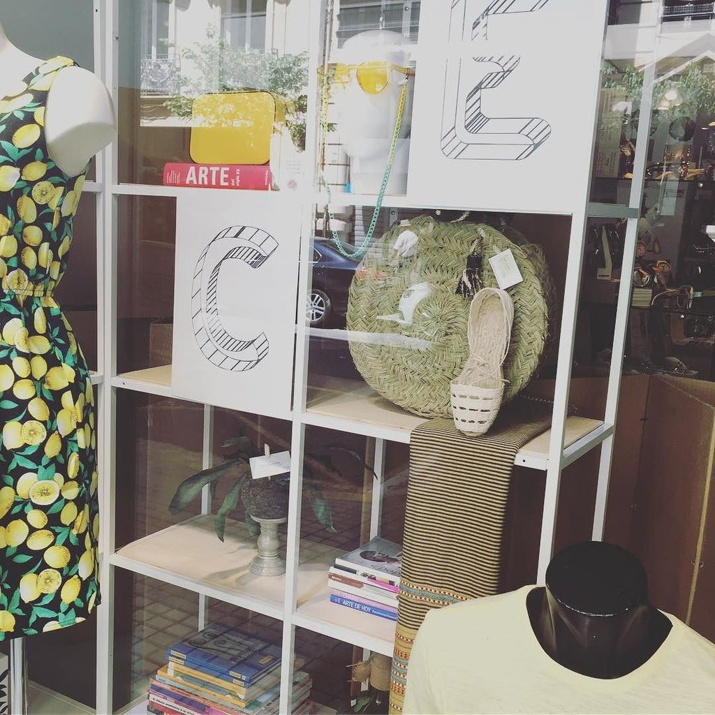 lasflores's tweet photo. Escaparate PLACE 
#PlaceValencia #Galeria #ConceptoDeTiendaMolon #MuchasTiendasEnUna https://t.co/F2e2102cvu https://t.co/miC6mP5Hkp