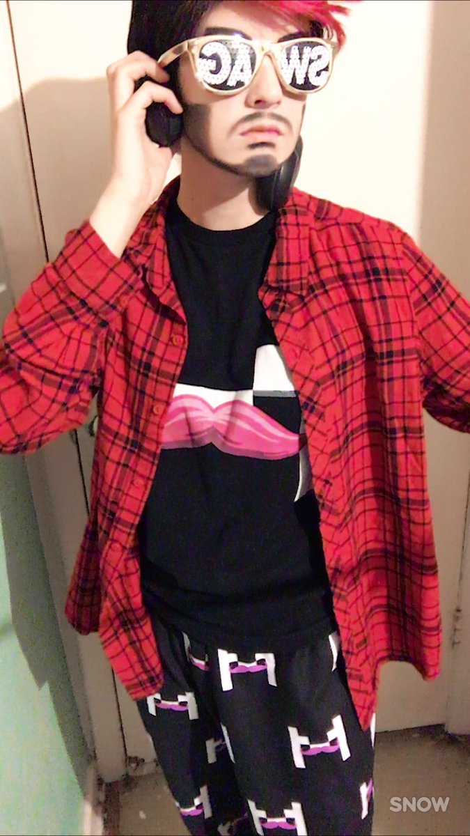 ShootingStarCpl's tweet photo. Happy birthday @markiplier !!!! Decided to cosplay him at 3 in the morning! π #Markiplier #Cosplay #MarkFishbach #HappyBirthdayMark https://t.co/XnxnGo5Ysy