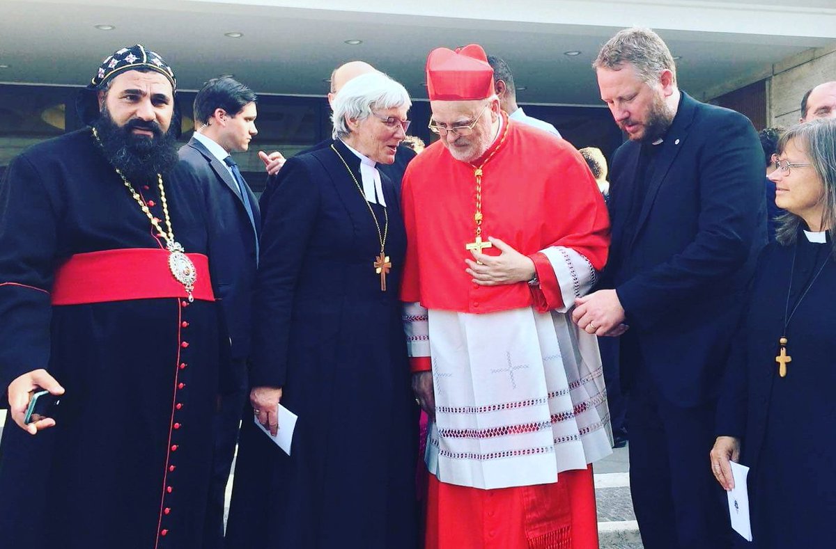 Svenska kyrkoledare gratulerar den nyutnämnde kardinal Anders Arborelius utanför Peterskyrkan i Rom.
#kardinal #ekumenik #katolskakyrkan