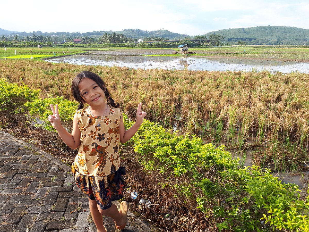 Niekken's tweet photo. Bersyukur negara kita memiliki kekayaan alam yang melimpah @parentingINA #ministylePI #OOTDBatikPI https://t.co/L5dWYtQ6NC