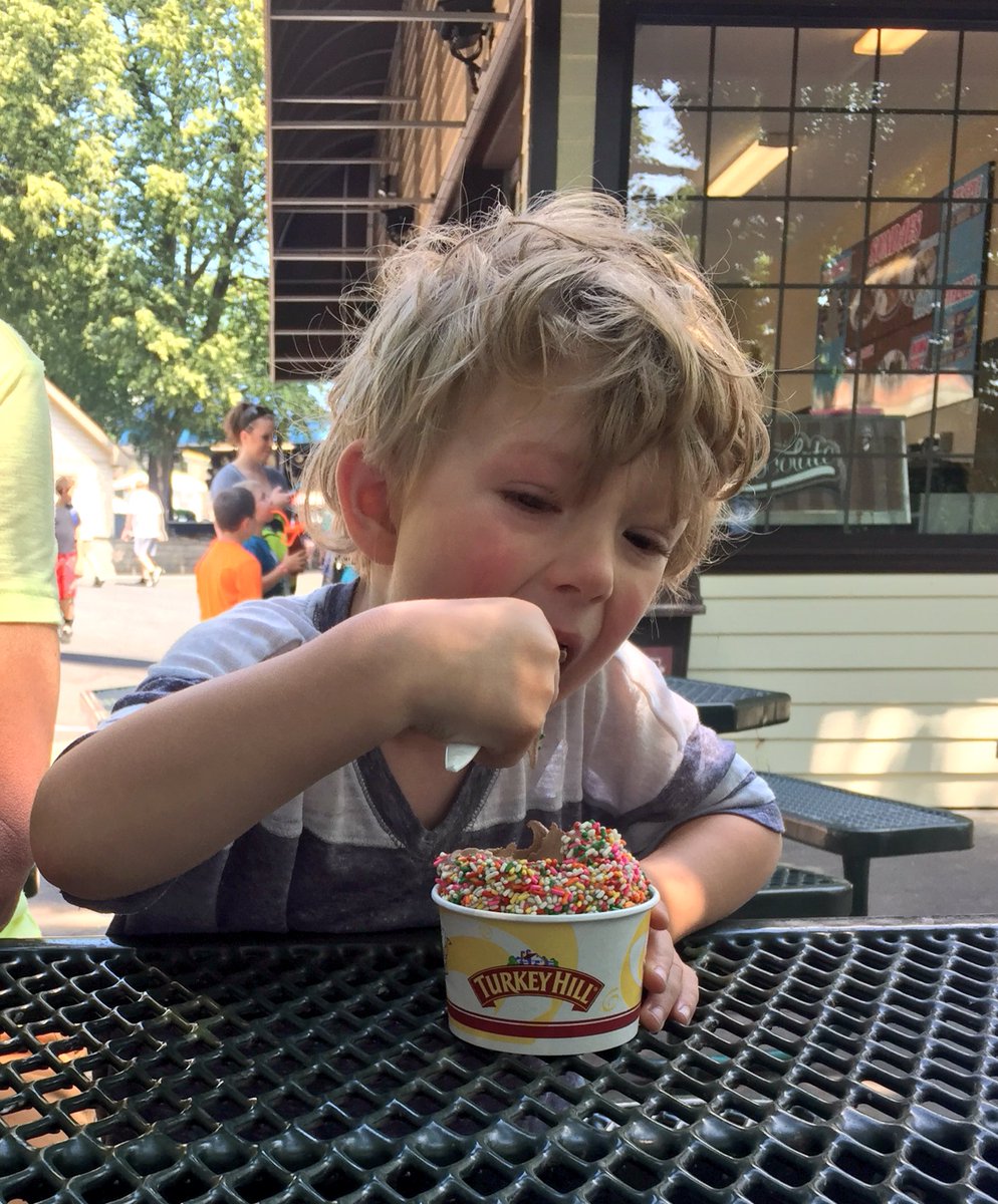 RealestRalph's tweet photo. 🍽🍽🍽 at Hershey Park. #RVIV https://t.co/QtLyHSFxcK