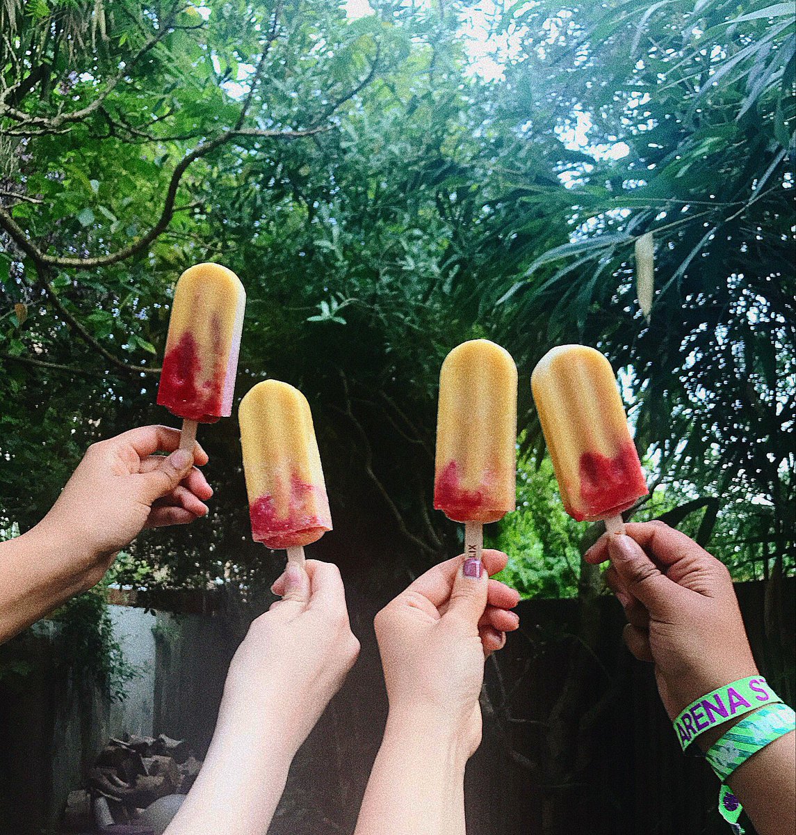 LICKALIX's tweet photo. Treating ourselves to a cheeky #MangoRaspberrySwirl lolly! 🙌🏼☀️🔆☀️ https://t.co/zSw6Ii5f1T