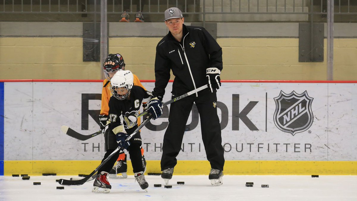 Penguins prospects, including Daniel Sprong, worked with young hockey players on the FedExRink earlier today. https://t.co/4KWH247xm0