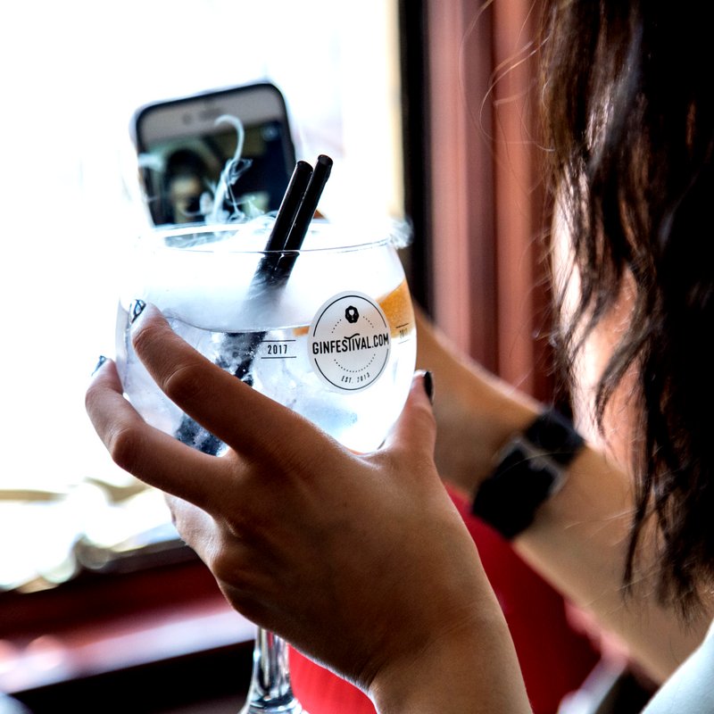 BrockmansGin_es's tweet photo. Admítelo: tú también te has hecho un selfie tomando un #gintonic y se lo has mandado a tus amigos. https://t.co/XRDA5ju094