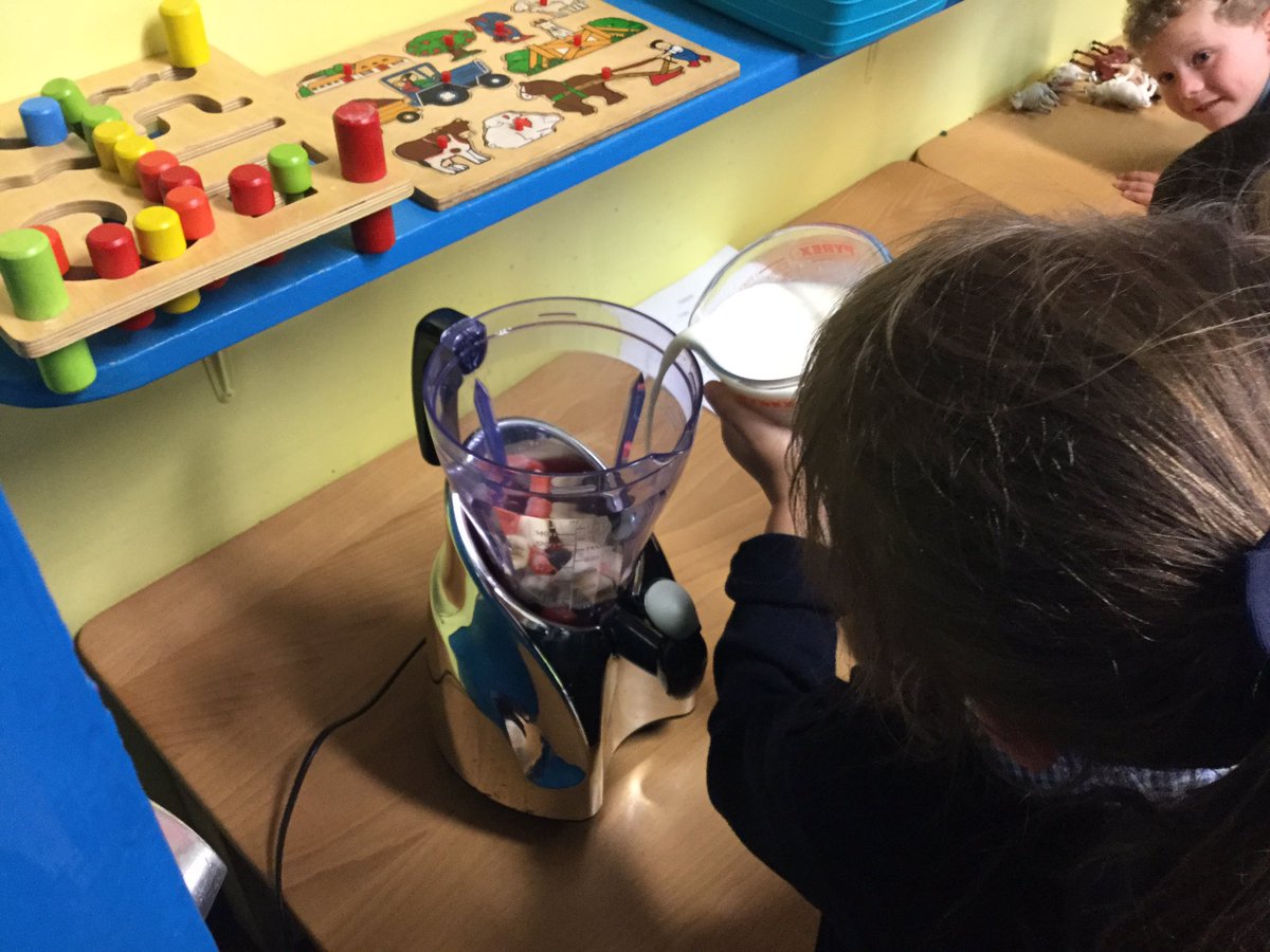 ysgolfali's tweet photo. Be well i wneud ar ôl godro'r fuwch, ond gwneud ysgytlaeth!/What better than making milkshake after having milked the cow! #cyfnodsylfaen https://t.co/767scM9G2Q