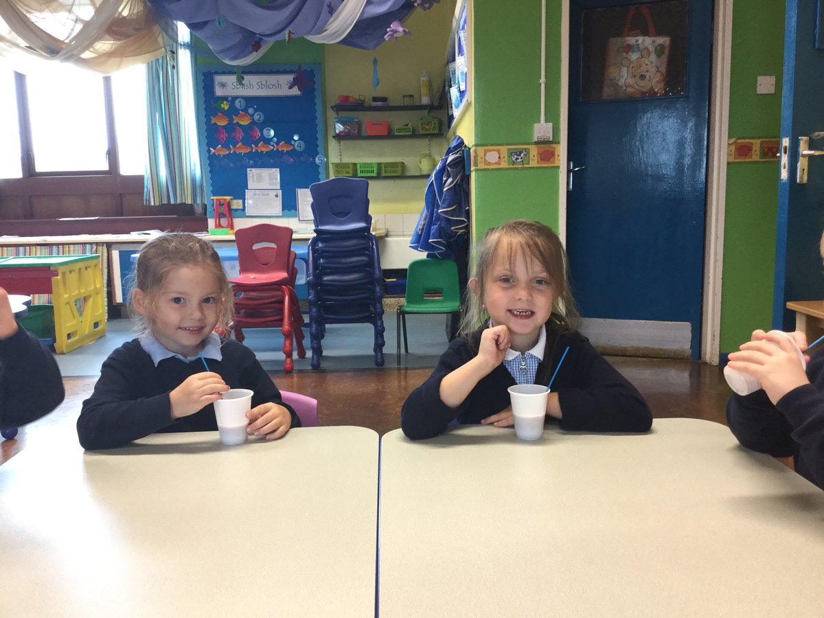 ysgolfali's tweet photo. Be well i wneud ar ôl godro'r fuwch, ond gwneud ysgytlaeth!/What better than making milkshake after having milked the cow! #cyfnodsylfaen https://t.co/767scM9G2Q