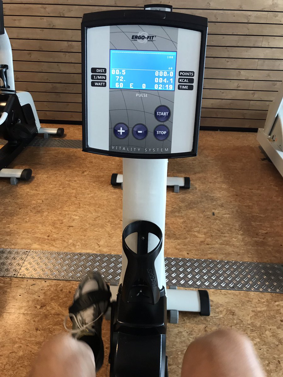 Versuche gerade den Nebel im Kopf wegzufahren. Nach 20 min auf dem Crosstrainer kann ich auf dem Sitzfahrrad immerhin 60 Watt treten