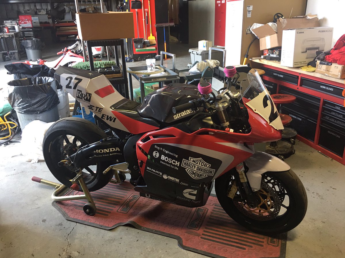 HarmWeken's tweet photo. E-winners at Ohio State Uni. Pikes Peak 2017 e-motorbike &amp; 2004 300mph e-speedracer @BaertedeBrey @harmjanidema Nice final day of USA tour https://t.co/KqJFwCgALB
