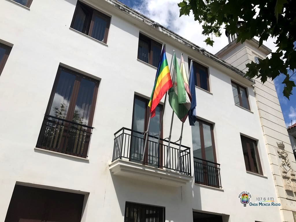 La bandera multicolor ondea en el Ayuntamiento de Doña Mencía  conmemorando el Día del Orgullo LGTBI #Orgullo2017 ondamenciaradio.com/noticias/secci…