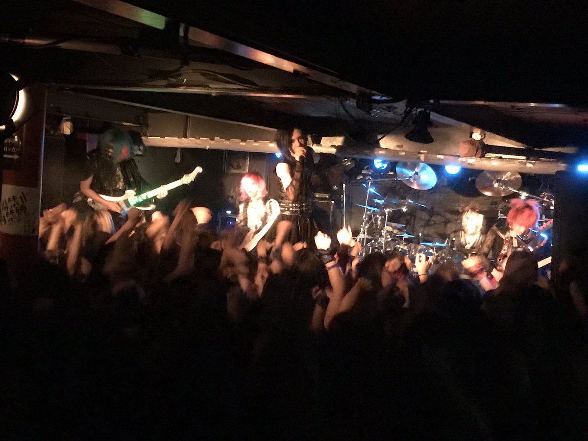 己龍 Pa Twitter 滝汗流れる灼熱の奈良公演 響めく 花魁譚 に フロアの構造を利用し柱を中心に廻った 喰 力強い叫声溢れる暴れっぷりと互いの根性のぶつかり合い最高でした ありがとうございました 次は6月30日 金 和歌山 和歌山club Gateにて 己龍 傀露