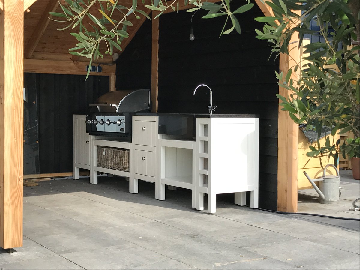 Trendhout's tweet photo. Mooie Buitenkeuken afgeleverd. Keuken is zelf samen te stellen door modules. Vraag de gratis catalogus aan: 0525 63 1221 - info@trendhout.nl https://t.co/PjAVGzT4s9