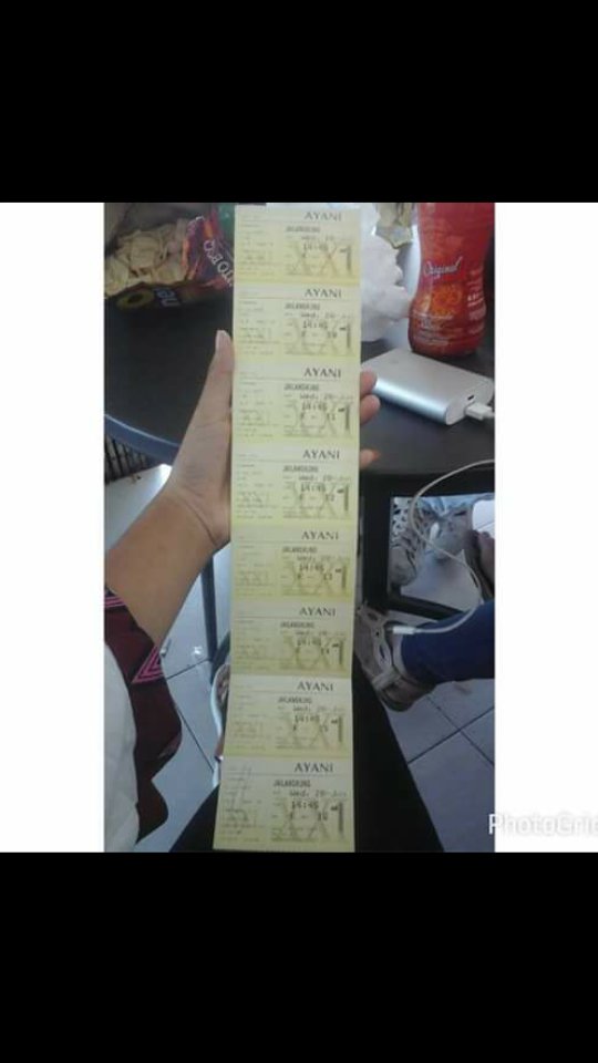 andre_fadilla's tweet photo. @filmjailangkung walaupun antrian begitu panjang,padat,semua teater penuh akhir ya bisa nonton juga bersama teman🙋🎉🎉 https://t.co/KpAN6nDLX7