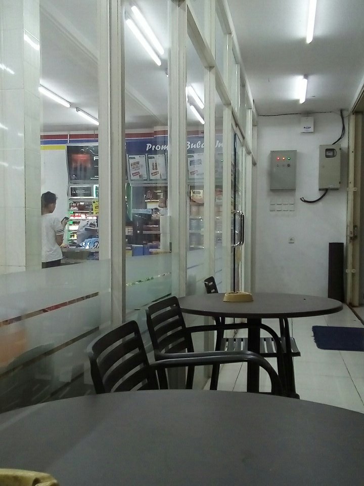 CahyaCez's tweet image. Menunggu mlm di sudut toko
terucap doa hadirmu seseorang &amp;amp; bila itu tak terungkap
tetap ku nikmati rasa jatuh cinta sendiri...#SampoernaMild