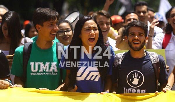 creousm's tweet photo. La #USM dijo presente en la movilización del día del periodista. #USMPRESENTE #periodismoesdemocracia https://t.co/UMsFCk8WB8