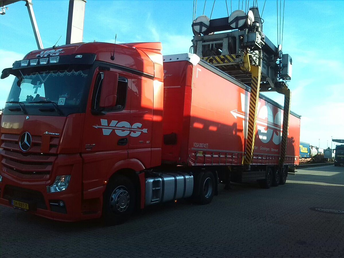 vostransport's tweet photo. Gisteren op de trein gezet in Duisburg, vanavond in Travemünde en morgen vroeg bij de klant. #intermodaal #transport #Scandinavië https://t.co/jicK3RFlAm