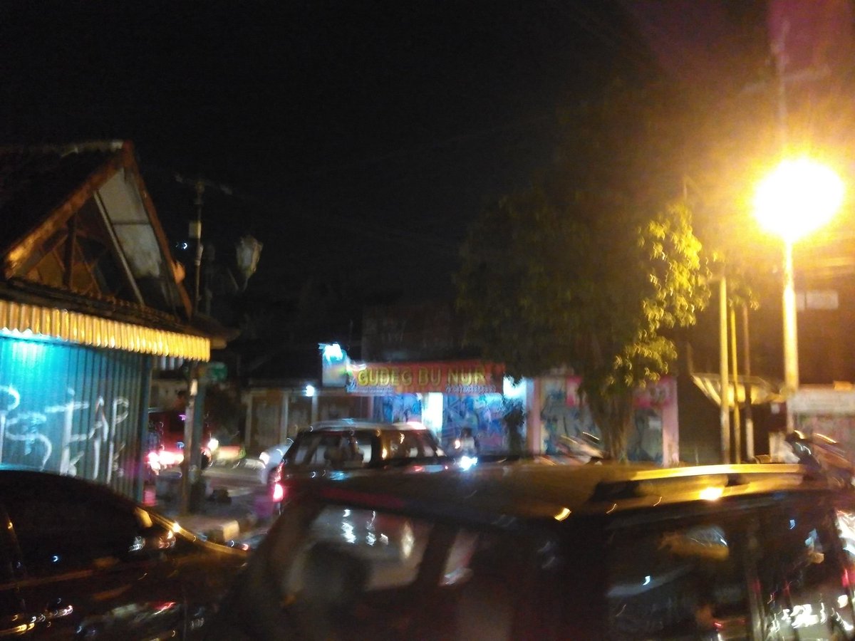 garuksampah's tweet photo. Seputaran simpang tiga pengkung wijilan wijilan pamer susu, harap cati alternatif lain agar tidak terjebak macet. #crowdid #garuksampah https://t.co/8oCvZnME1i