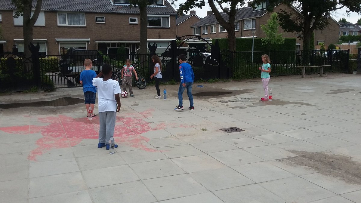 Flessenvoetbal en waterballonnen gooien op <a href="/Wegwijzer4/">KC De Wegwijzer</a> waterpret kan ook in de regen! <a href="/ZutphenActief/">ZutphenActief</a> @BeweegWijs <a href="/gem_Zutphen/">Gemeente Zutphen</a> <a href="/Marit_BW/">Marit Jacobs</a>