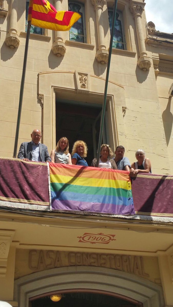 RaquelSerraL's tweet photo. Fem onejar la bandera de l'arc de sant Martí per reivindicar la lluita contra la LGTBIfobia #28JOrgull #EstimacomVulguis @ajcanetdemar https://t.co/aD7E8RqyHV