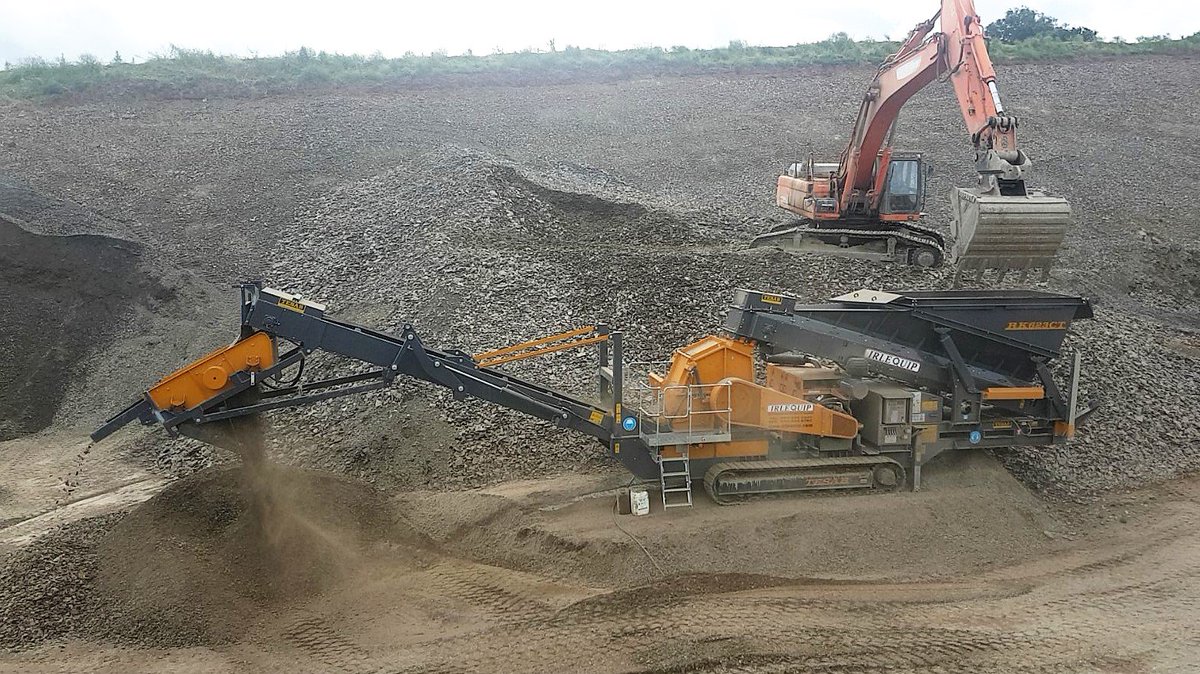 irlequip92's tweet image. Our new tesab 623 impact crusher working on site . Its fitted with a 40 mm mesh pre screener on the front of the main conveyor