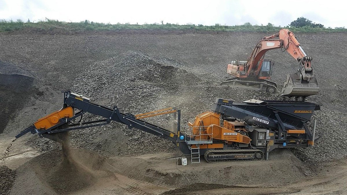 irlequip92's tweet image. Our new tesab 623 impact crusher working on site . Its fitted with a 40 mm mesh pre screener on the front of the main conveyor