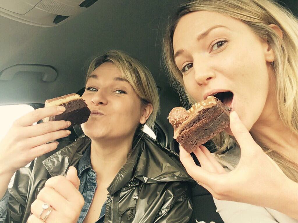 lolomediauk's tweet photo. When your personal gift shopping trip takes you past @HLCupcake and you can't resist!!! ๐๐คฃ#cakefaces #cake https://t.co/Z5QlBrKDku