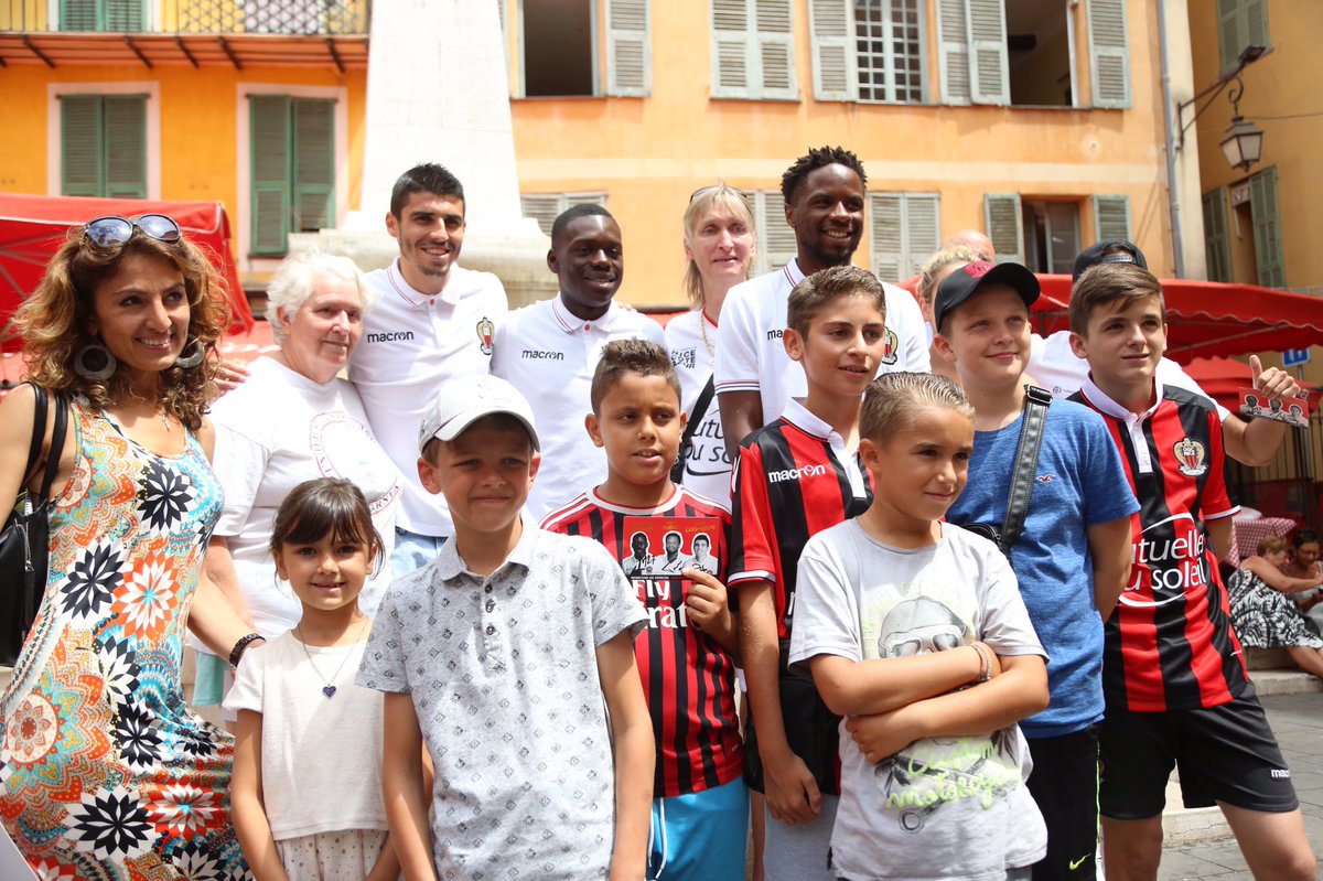ogcnice's tweet photo. Les 3 recrues du Gym à la rencontre des supporters 🔴⚫️ dans le Vieux-Nice 😀✍️ https://t.co/yw3i8pxava