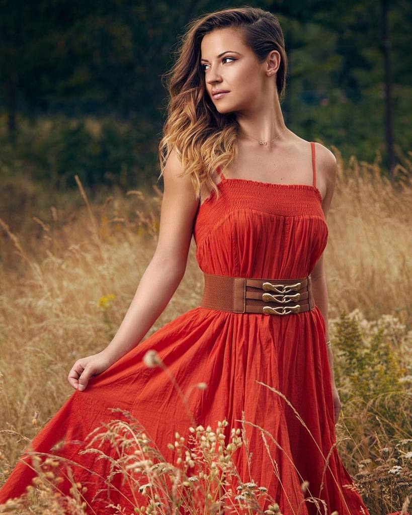 DenitsaOff's tweet photo. Soleil...🌞 Vent...🌬 Nature...🌾 Couleurs...🎨 #photoshoot #nature #meuilleurdecor 📸: @anthony_passant 💄: @mylenebarc… https://t.co/BKr47cvA51 https://t.co/YlOq4B2GVz