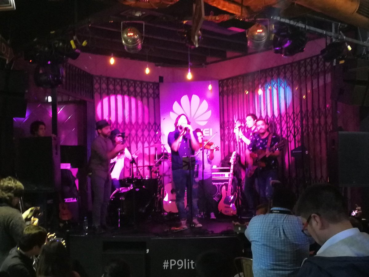 MasConsolas's tweet photo. La presentación del #P9lite2017 de @HuaweiMobile terminó con un concierto de We The Lion. Nada mal la banda :) https://t.co/HvqXmKC82H