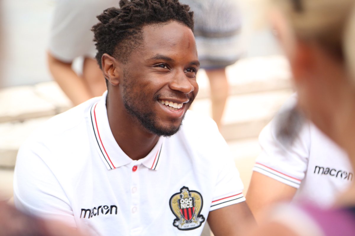 ogcnice's tweet photo. Au cœur du Vieux-Nice, le sourire des 3 premières recrues du Gym : @Jvmakengo17, @PMelou et @AdrienTameze 🔴⚫️😀 https://t.co/fdW36PUg2r