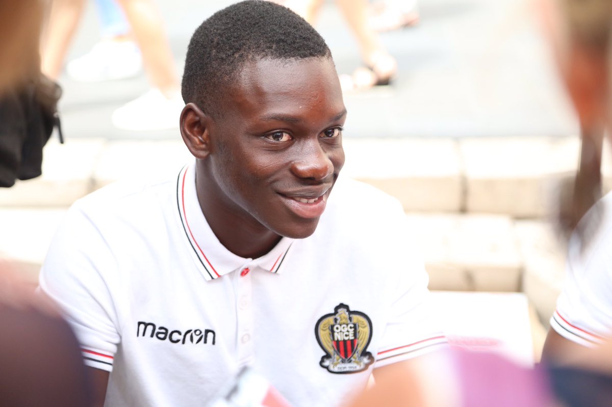 ogcnice's tweet photo. Au cœur du Vieux-Nice, le sourire des 3 premières recrues du Gym : @Jvmakengo17, @PMelou et @AdrienTameze 🔴⚫️😀 https://t.co/fdW36PUg2r