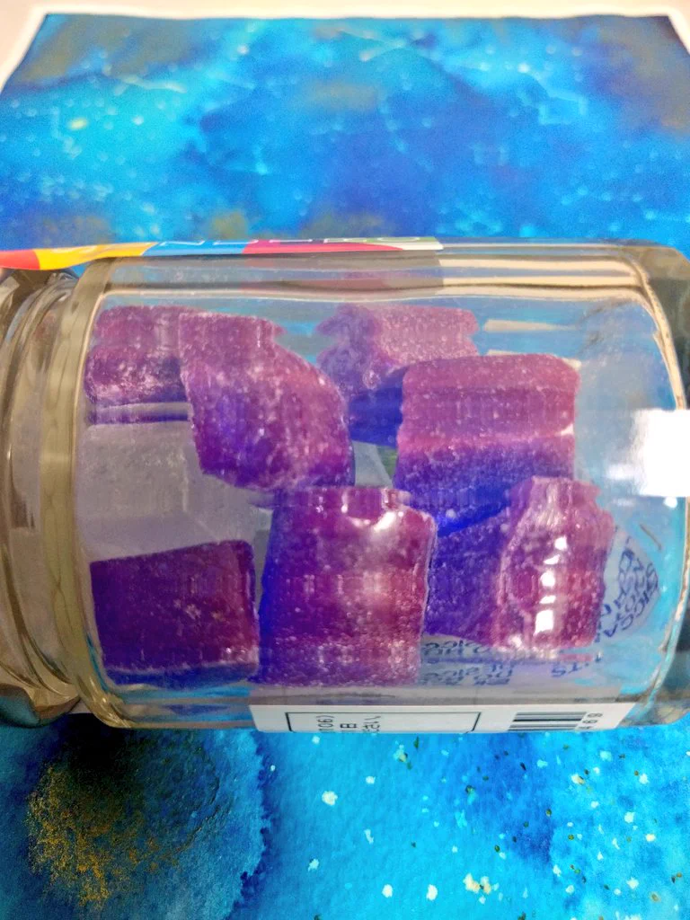 美しすぎる！涼色サイダーという名前の飴が鉱石を瓶詰めしたような美しさ！