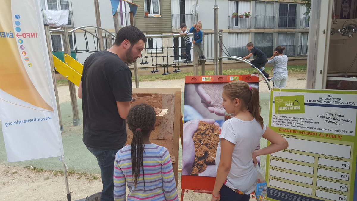 achevreau1's tweet photo. "Quartiénergie" avc Picardie Habitat dans le cadre de la semaine nationale des HLM. Des animations ludiques pr les familles @carolinecayeux https://t.co/e0QqpNBA0o