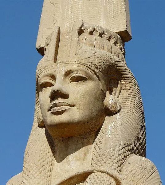 Estatua de Meritamón, cuarta hija de Ramsés II y reina egipcia.