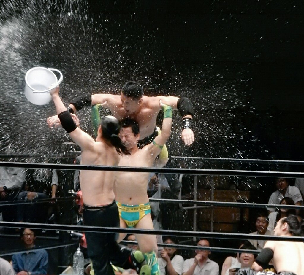 第1試合からホール内に水を舞わせる藤田ミノル＆バラモンシュウ